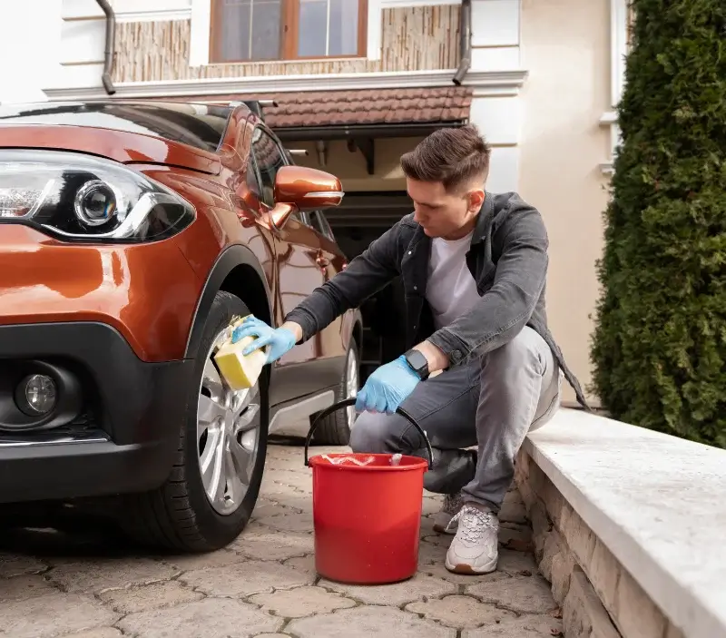 Lavage auto à domicile Tucquegnieux : professionnel intervenant sur un véhicule